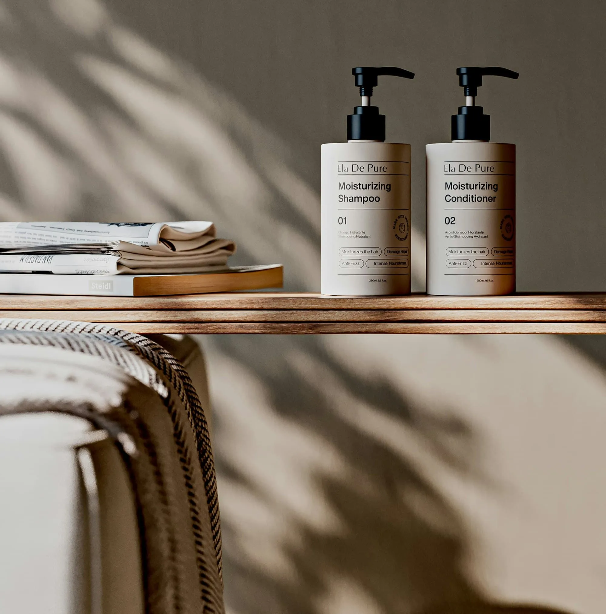 Flasker med shampoo og balsam på en træhylde